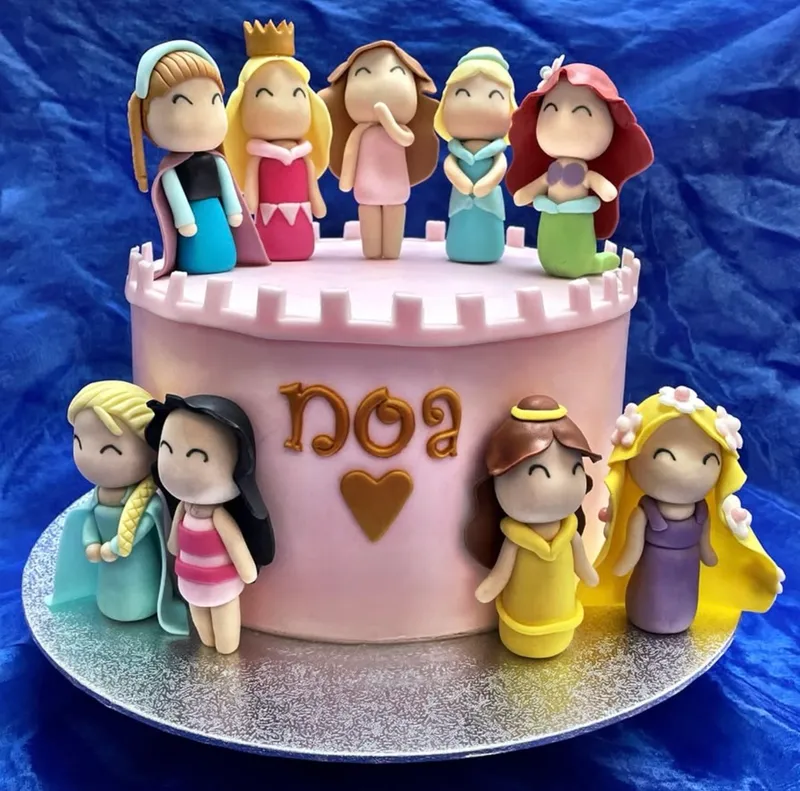 Delicate floral and artistic cake decoration